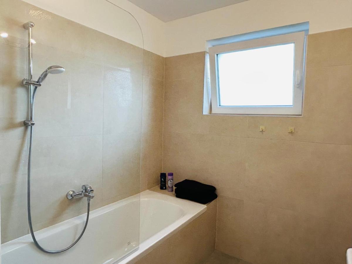 Modern - Free Parking - Balcony Apartment Wina Bagian luar foto