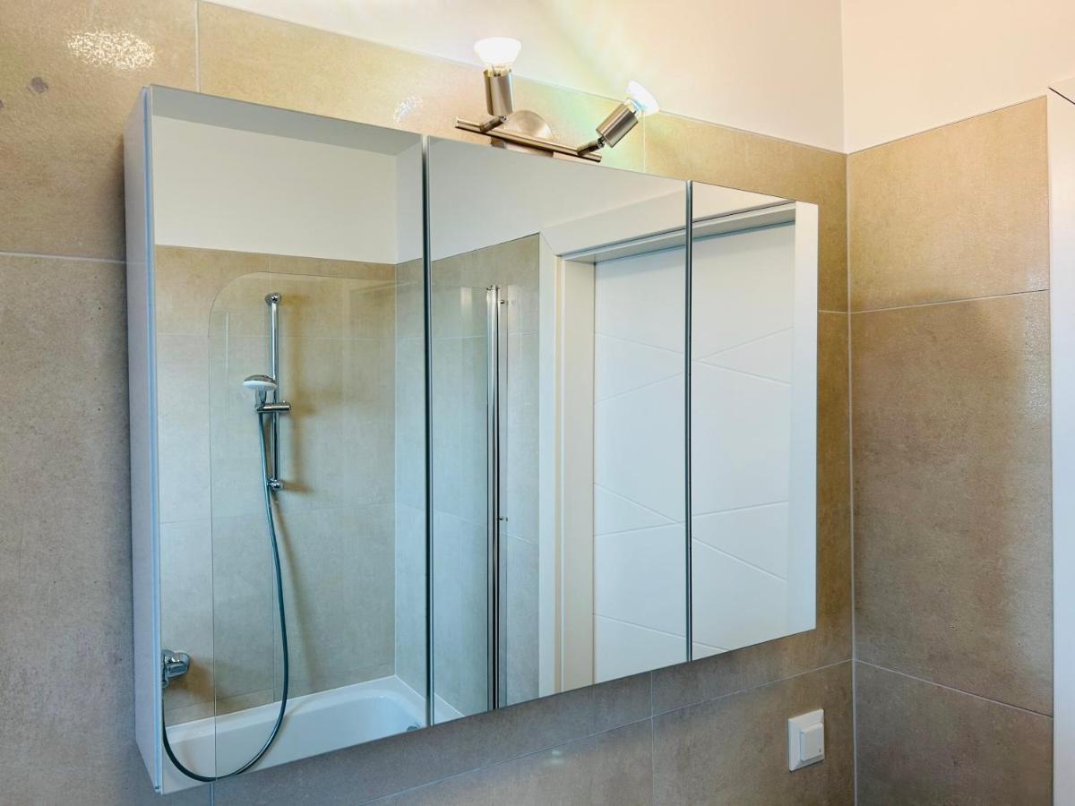 Modern - Free Parking - Balcony Apartment Wina Bagian luar foto