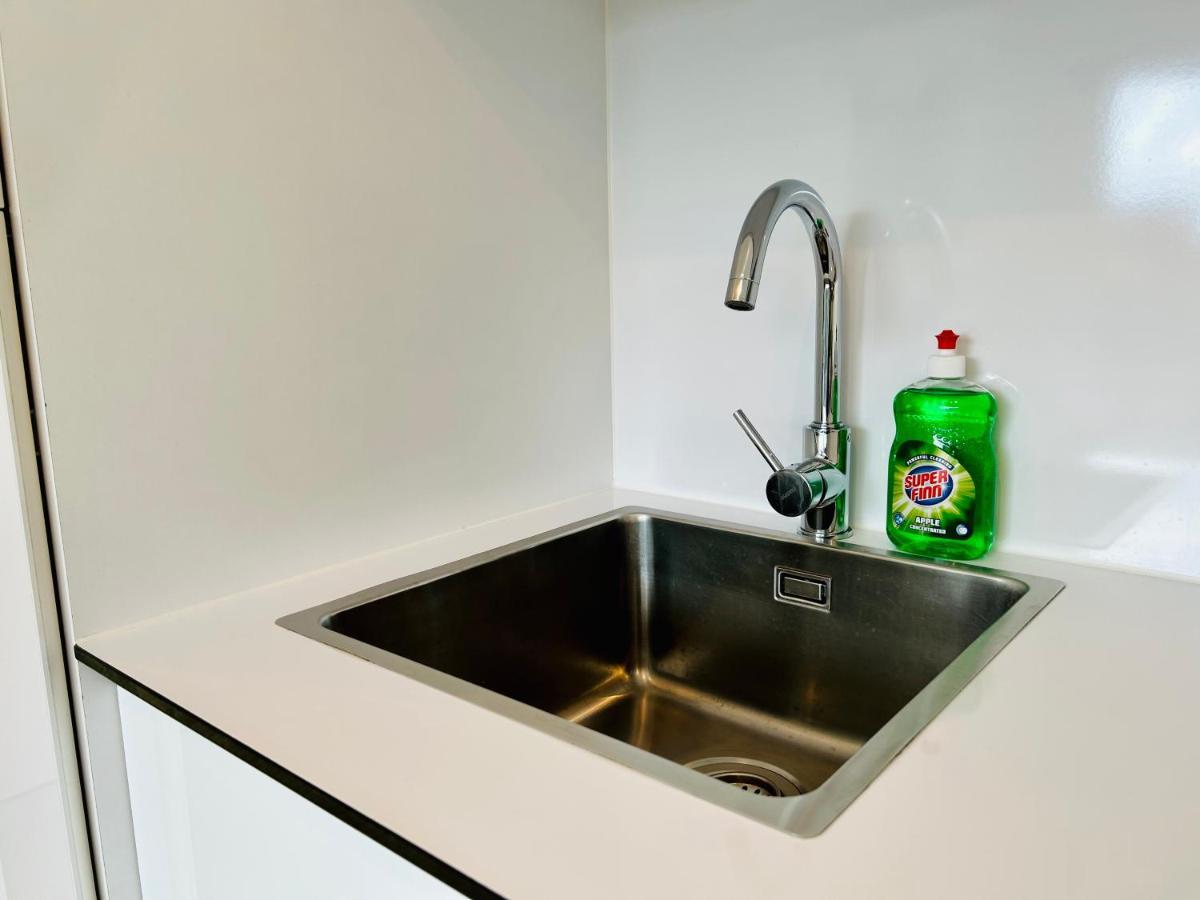 Modern - Free Parking - Balcony Apartment Wina Bagian luar foto